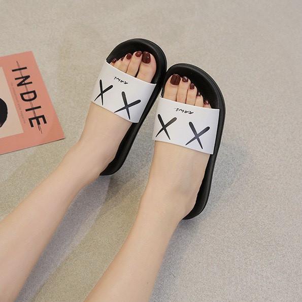 Dép Kaws 2 mẫu đen trắng dễ phối size 36-41