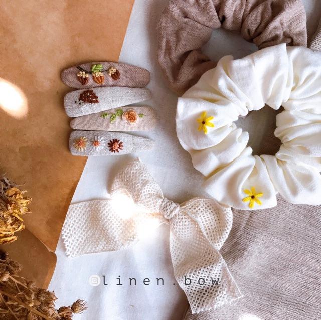 Nơ và scrunchies và kẹp linen thêu