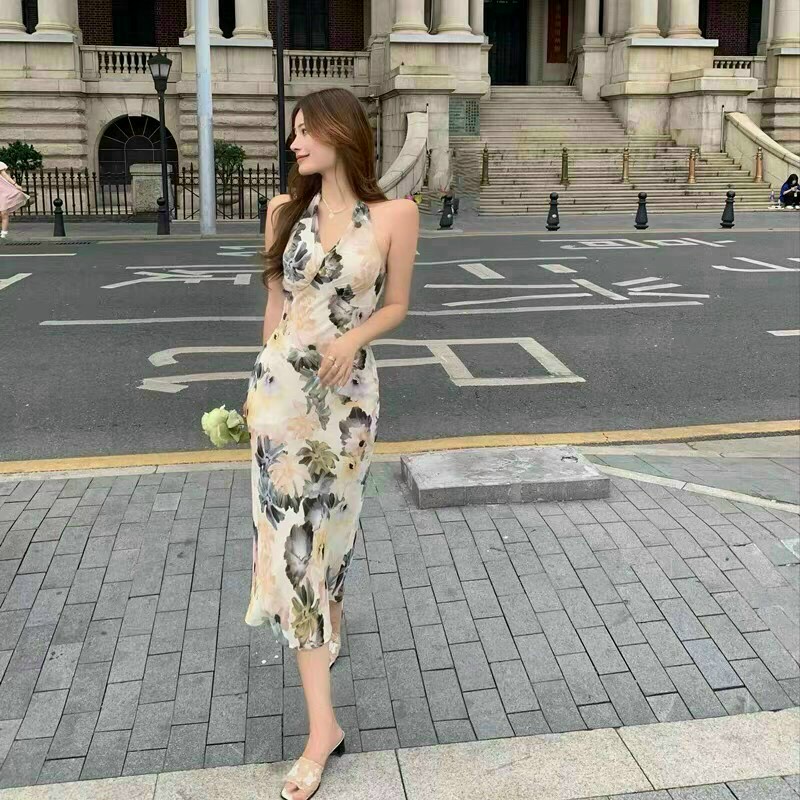 ĐẦM XÒE HOA CỔ YẾM chất phi lụa mềm mịn,mát,ko co giãn,phối dây kéo sau lưng dễ mặc. Kiểu hở lưng quyến rũ,kèm cổ yếm làm điểm nhấn,phối màu sắc trung tín nhẹ nhàng,tạo nên chiếc đầm mang phong cách thời trang trẻ trung,sang chảnh mà ko kém phần quyến rũ