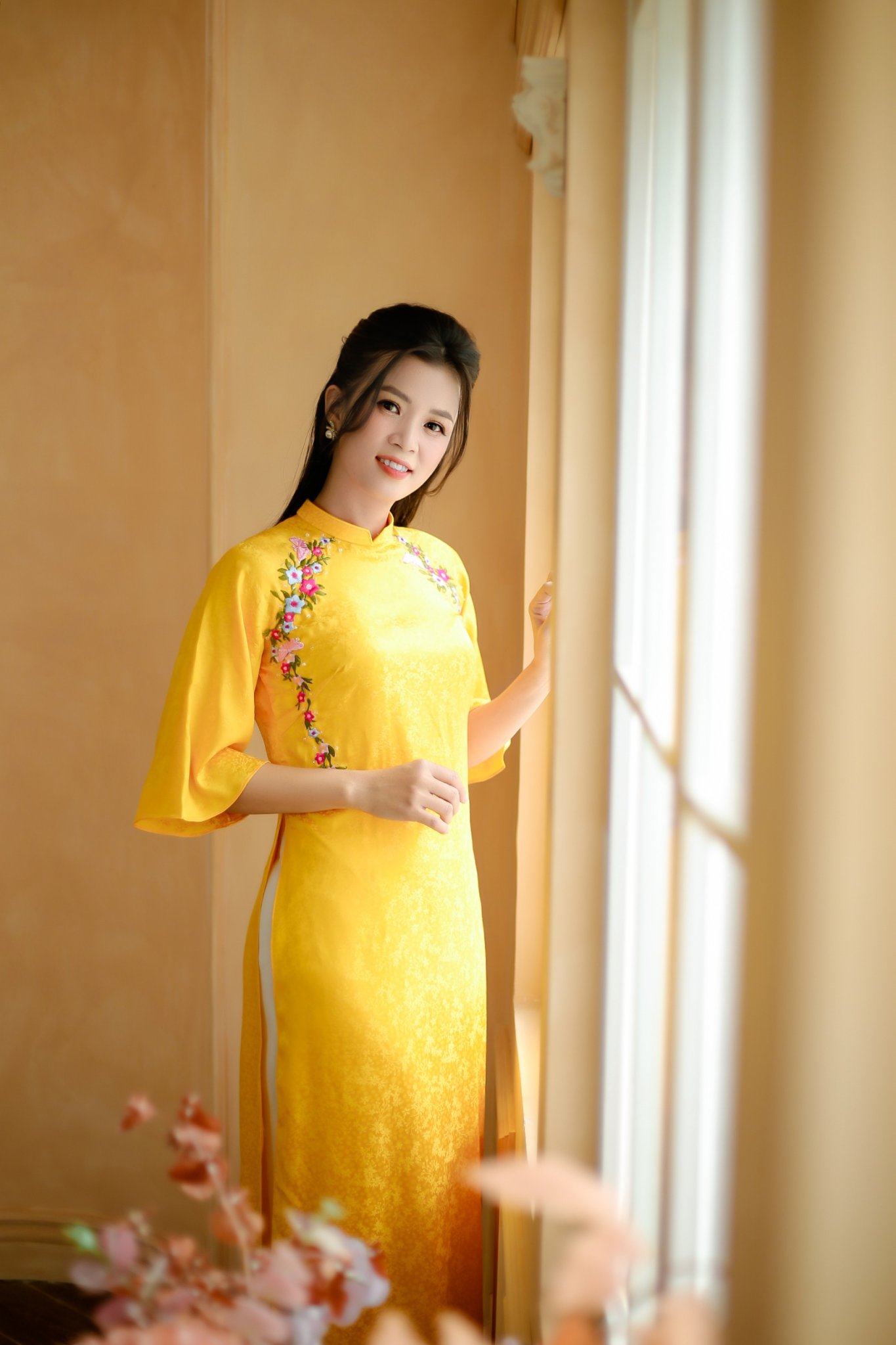 Áo dài cách tân lụa suông vàng kết hoa ( size M)