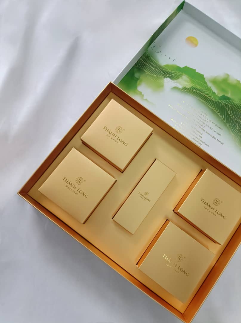 Bộ hộp Bánh trung thu Kim Cương 4 bánh 2 trứng 270g  -Thành Long - 1080g - tặng 1 hộp trà - VIỆT NAM