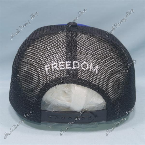 Nón kết lưới thêu đại bàng thêu chữ Freedom phía sau khóa nhựa phía trong có may tem vòng đầu 55-58cm - Đen &amp; xanh đen