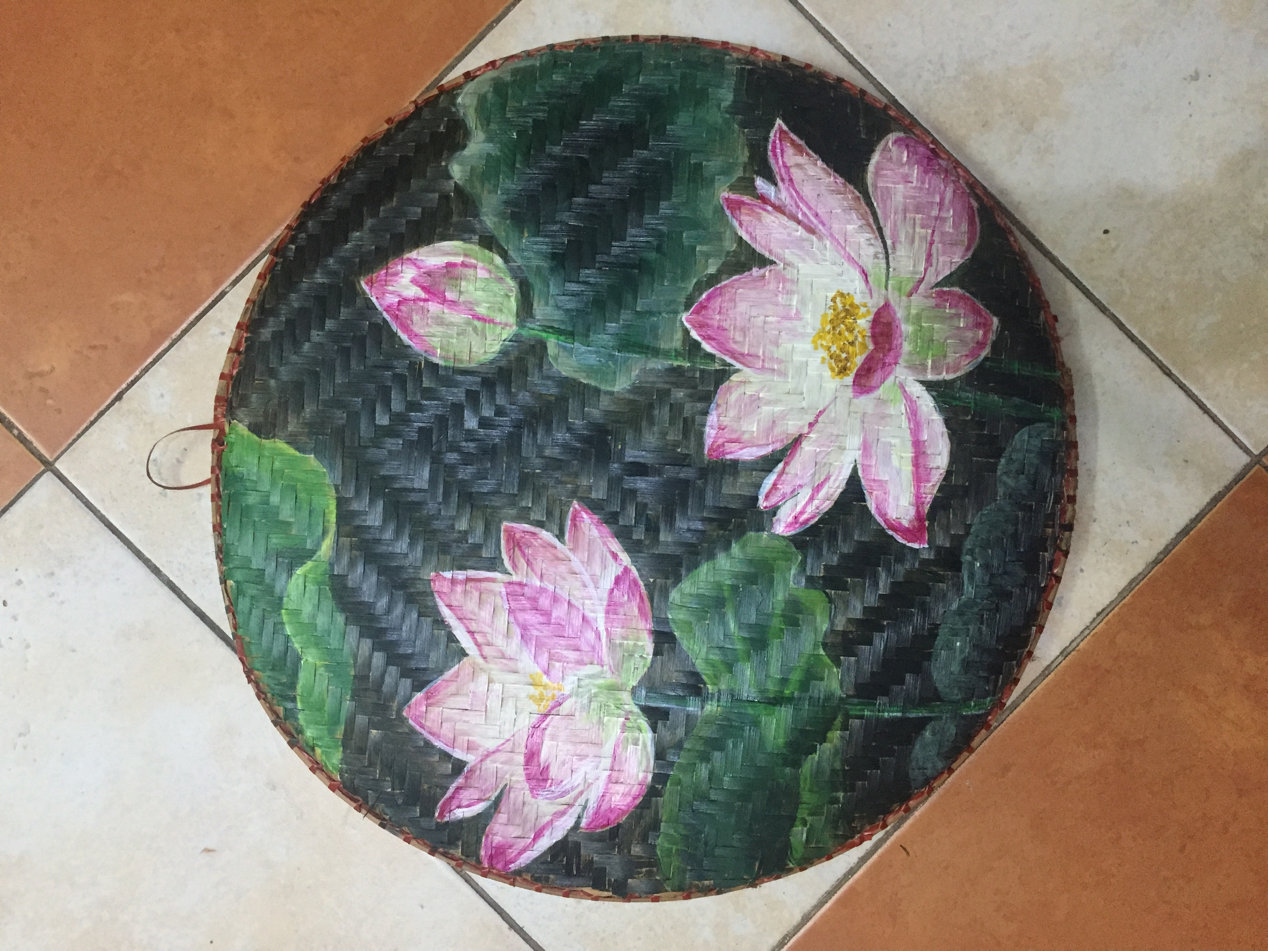 Tranh hoa sen vẽ trên mẹt tre