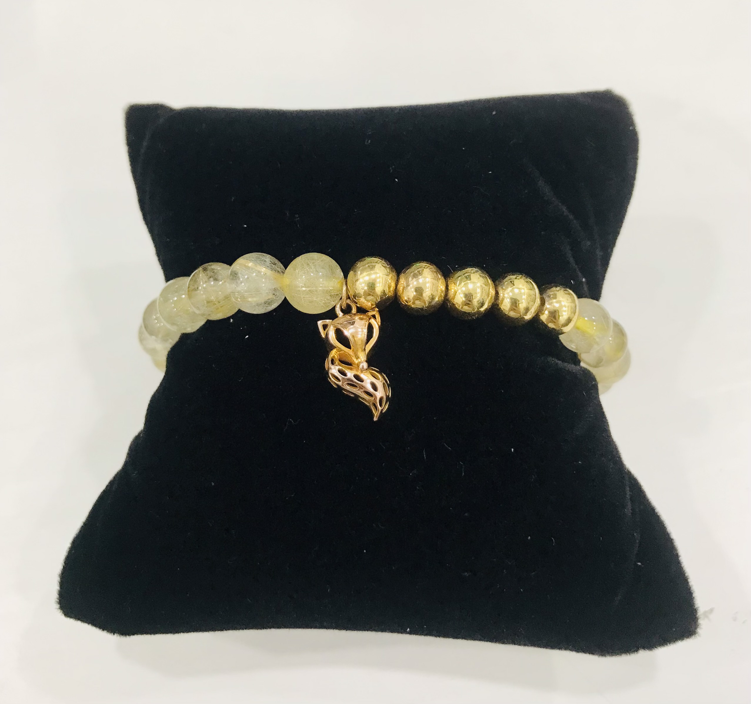 Vòng tay đá thạch anh đính charm vàng 14k