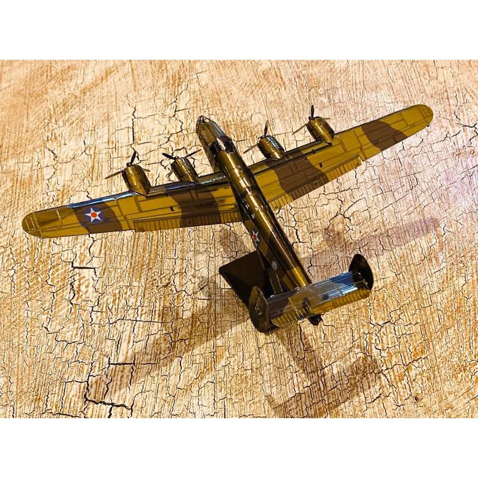 Mô Hình Lắp Ráp 3d Máy bay Ném Bom B-24 Liberator
