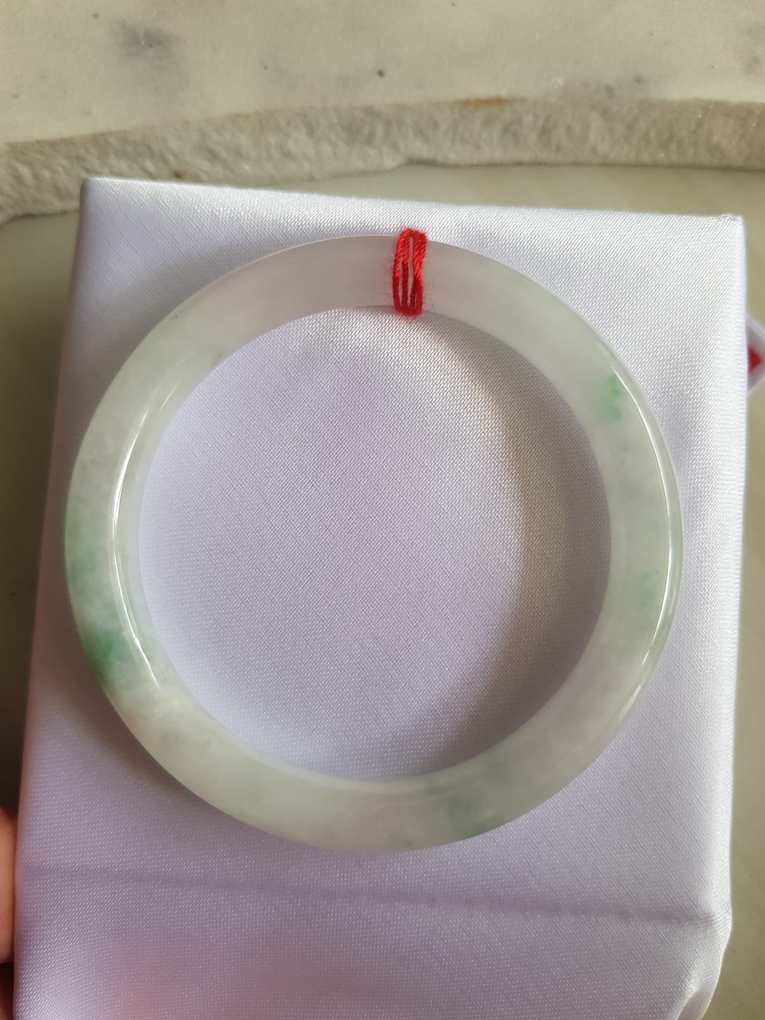 Vòng đeo tay Nữ đá cẩm thạch tự nhiên T Lý Size 49mm x cọng 7mm Màu trắng sáng bóng xanh lý 3 chỗ đều quanh vòng rất đẹp Nữ cân Nặng 40kg-49kg đeo đẹp ạ