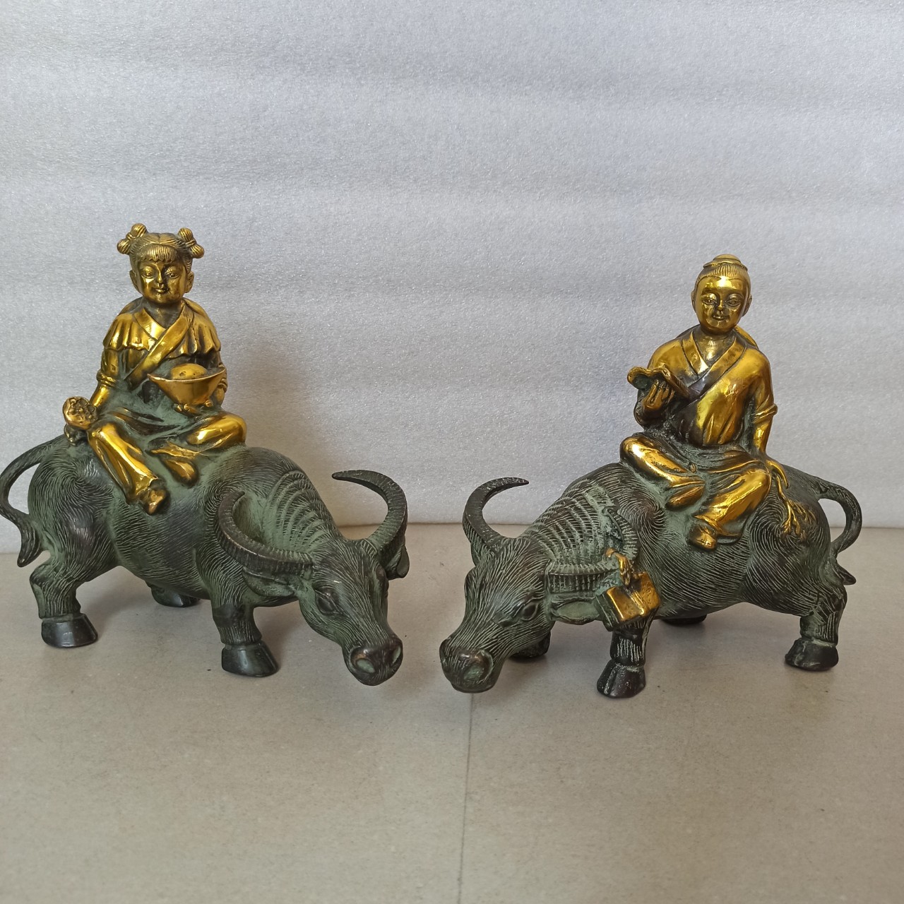 Cặp mục tử cưỡi trâu, đồng tử cưỡi trâu bằng đồng xanh giả cổ, Tượng mục đồng cưỡi trâu bày bàn-Đồ đồng Nguyệt Ánh