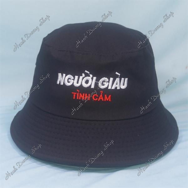 Nón tai bèo mũ bucket vành nhỏ thêu chữ Người Giàu Tình Cảm - Đen