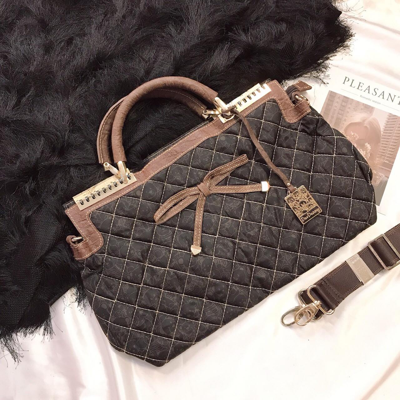 Túi xách tay và đeo chéo thời trang nữ đính nơ đan chéo gấu đen siêu xinh - DD216K3008