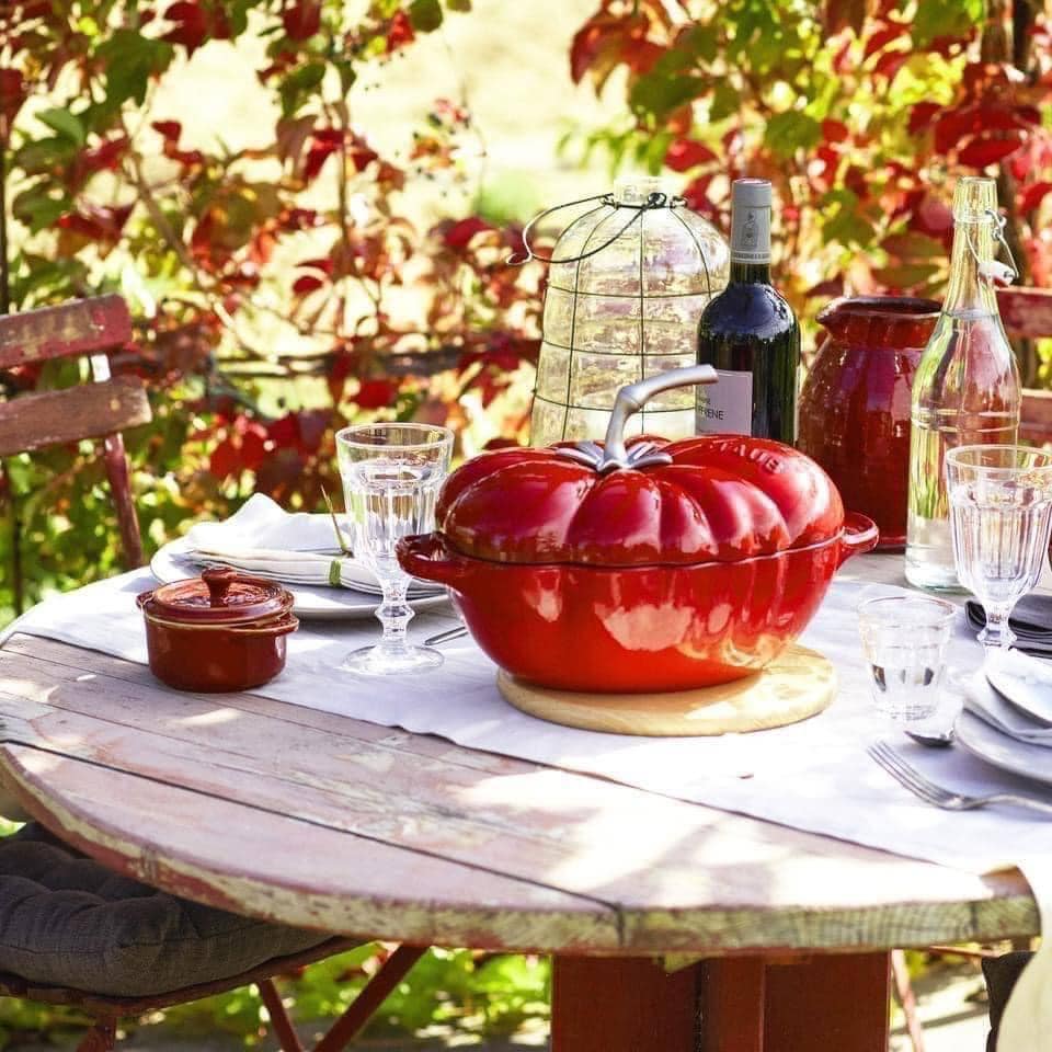 Nồi gang STAUB TOMATO COCOTTE CHE cà chua màu đỏ 25cm hàng chính hãng