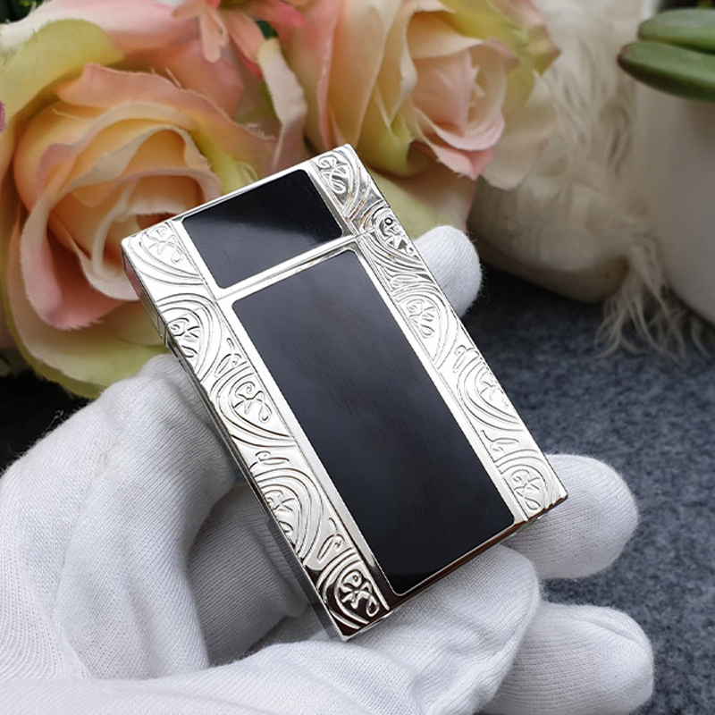 Hộp Quẹt Bật Lửa Ga Đá D31 Họa Tiết Nền Đen Cạnh Viền Khắc Hoa Văn Cổ Điển