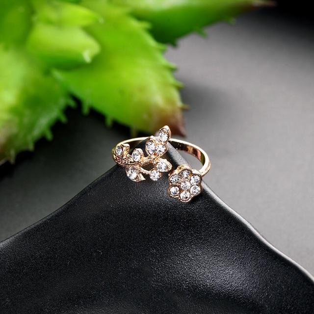 Nhẫn hình hoa đính đá kiểu dáng thanh lịch