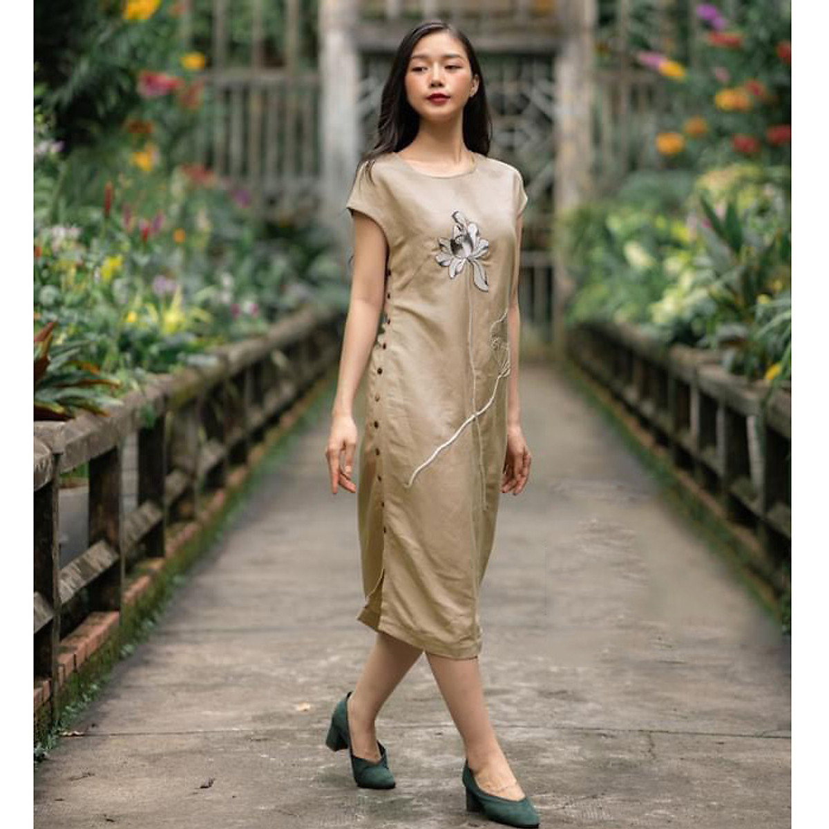 Đầm suông thêu hoa phối khuy sườn hàng thiết kế - Be kaki