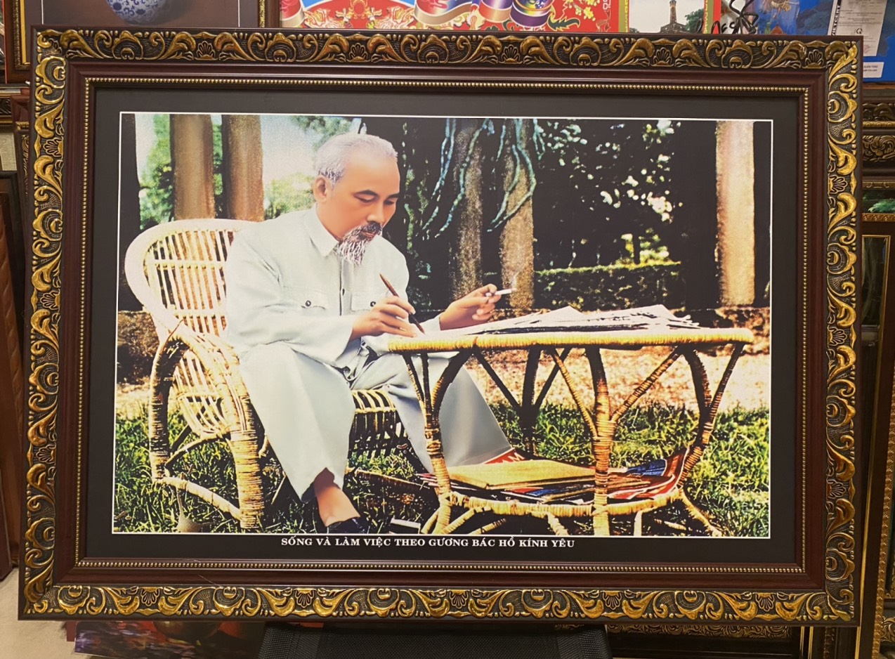 Tranh in dầu, Bác Hồ ngồi làm việc trong vườn hoa - IN162