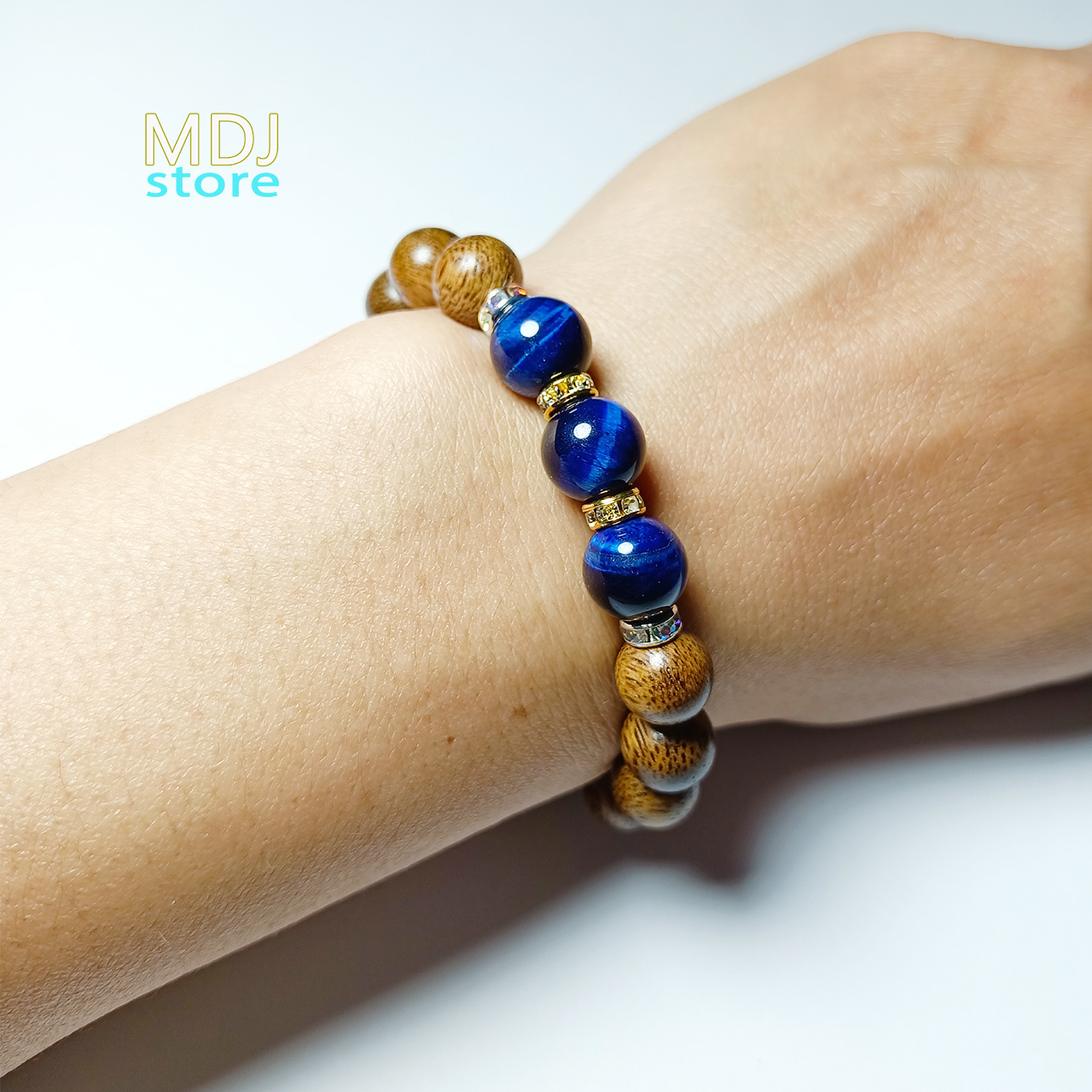 Vòng tay trầm hương nữ MDJ 10 li mix 3 hạt đá phong thủy mắt hổ xanh dương hợp mệnh thủy và mộc