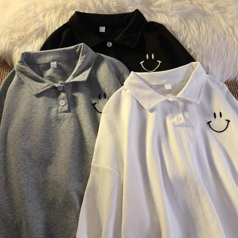 Áo polo nam nữ đều mặc được, thêu SMILE là điểm nhấn, gồm 3 màu đen trắng xám chất cotton