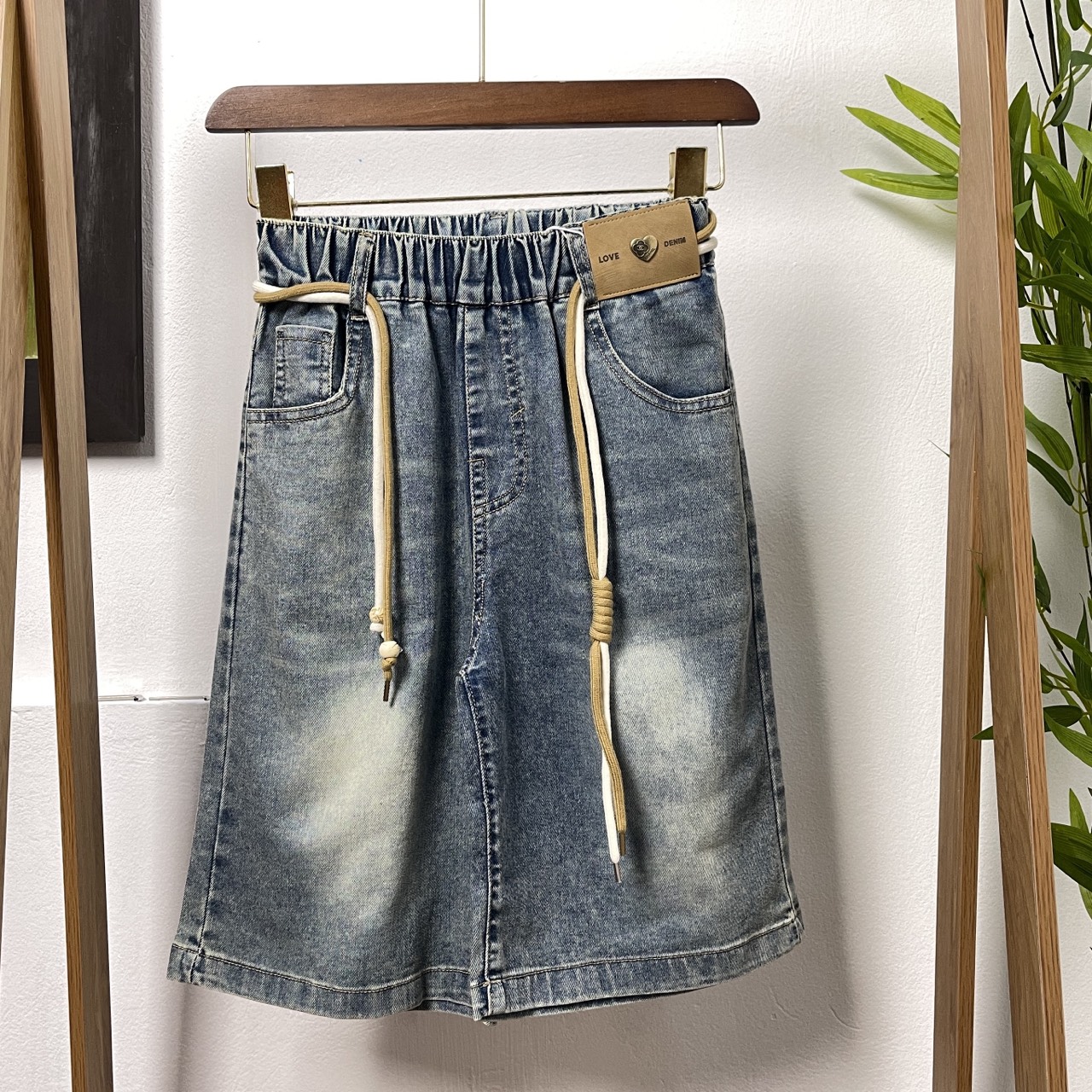 Quần jean bé gái lửng size đại 9-14 tuổi hình trái tim và LOGO vải cao cấp kiểu dáng thời trang
