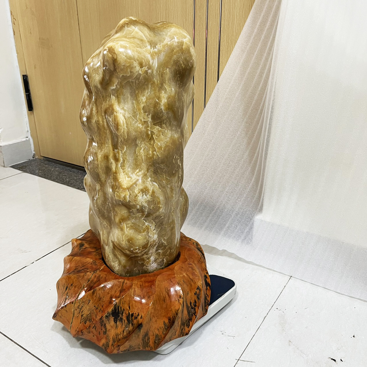 Trụ đá, cây đá phong thủy tự nhiên màu vàng nâu cao hơn 55 cm, nặng hơn 35 kg cho mệnh Kim và thổ đá canxite