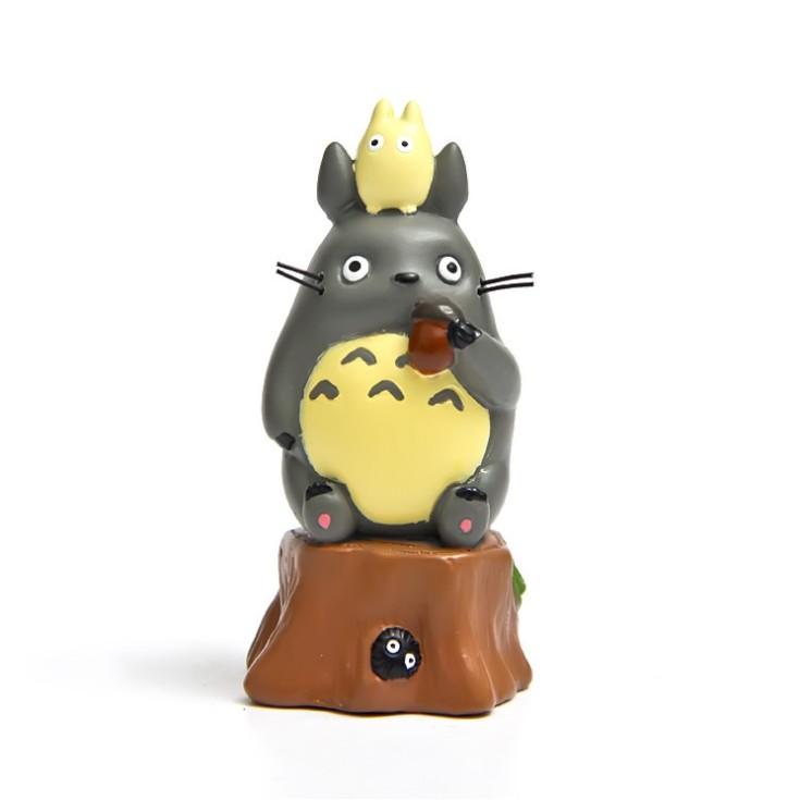 Mô hình Totoro và Chibi Totoro ngồi trên gốc cây cho các bạn trang trí tiểu cảnh, terrarium, DIY