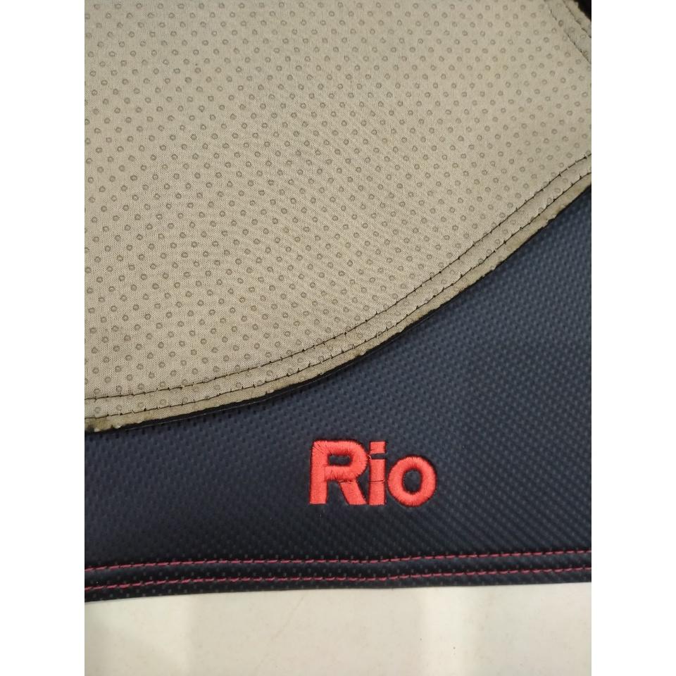 Thảm taplo xe Kia Rio 2015 - 2018, taplo da vân cacbon 3 lớp gai silicon có chống trượt 3 lớp loại 1