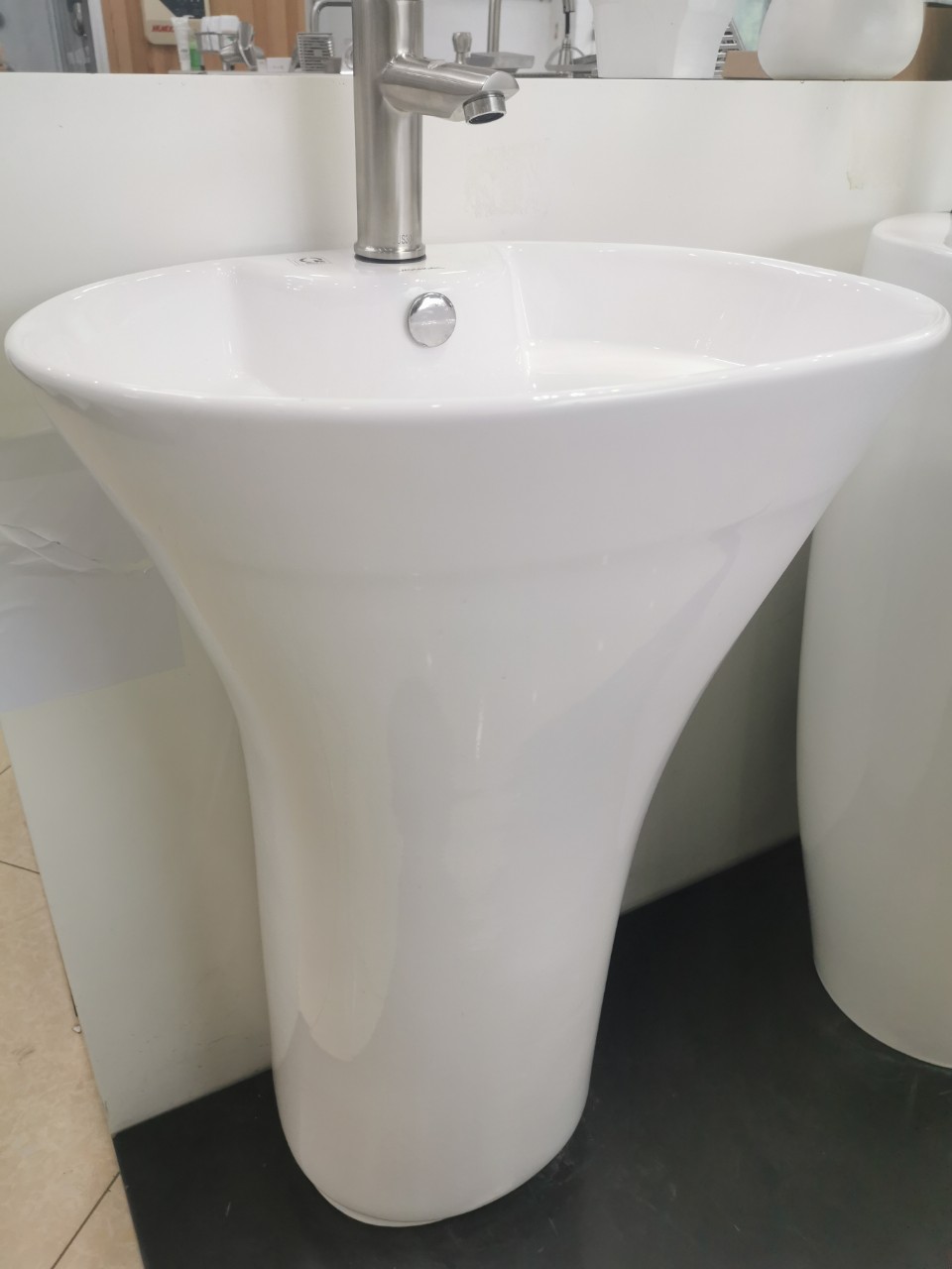 CHẬU LAVABO LIÊN CHÂN