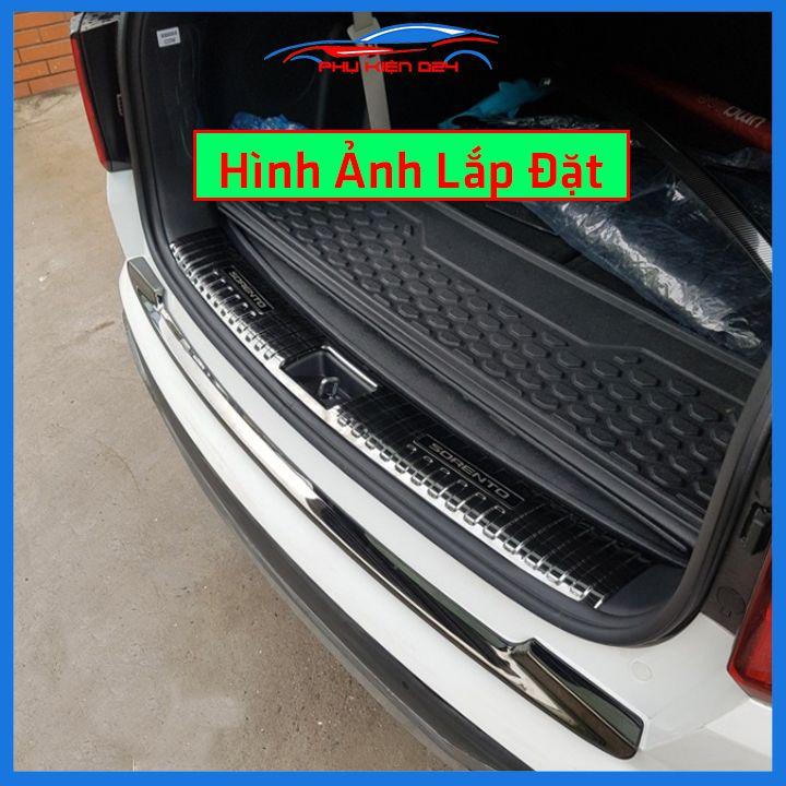 Ốp chống trầy cốp Sorento 2020-2021-2022 thép không gỉ vân Titan chống trầy bảo vệ xe
