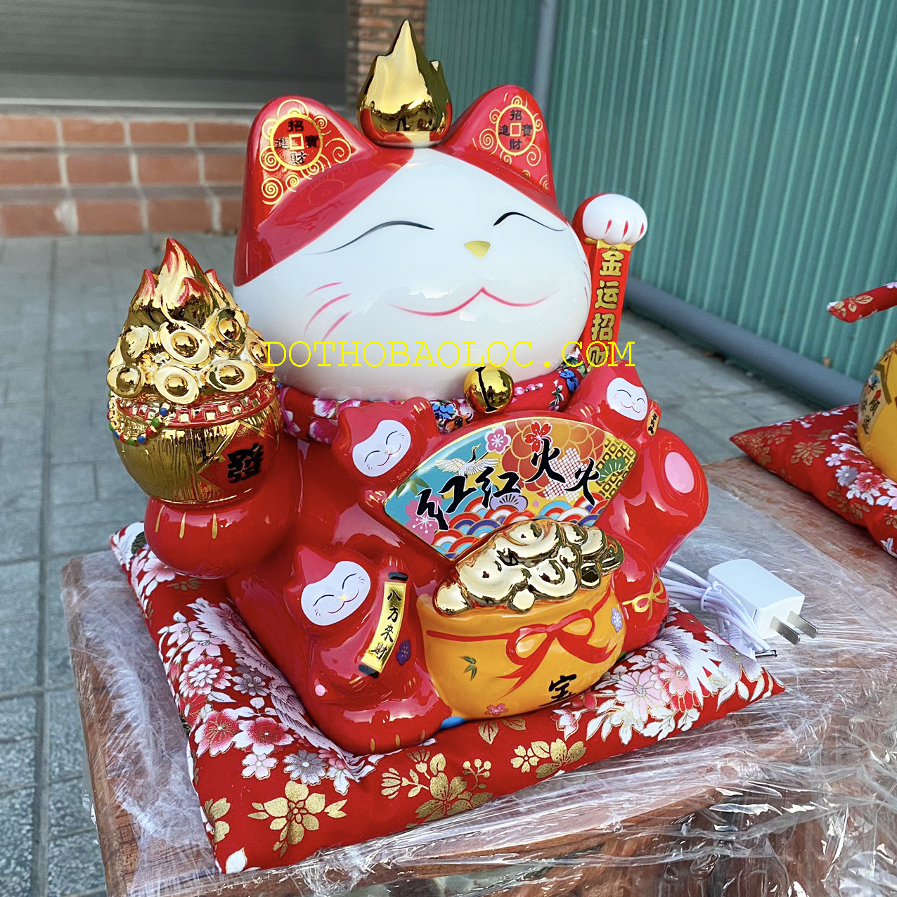 Mèo Thần Tài Hồng Phúc Tề Thiên mang lại may mắn cho gia chủ Cao 27cm - 2 màu: Vàng và Đỏ