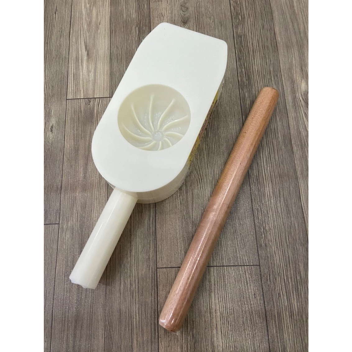 Combo Khuôn Làm Bánh Bao 8cm + Cán Lăn Bột Gỗ 30cm