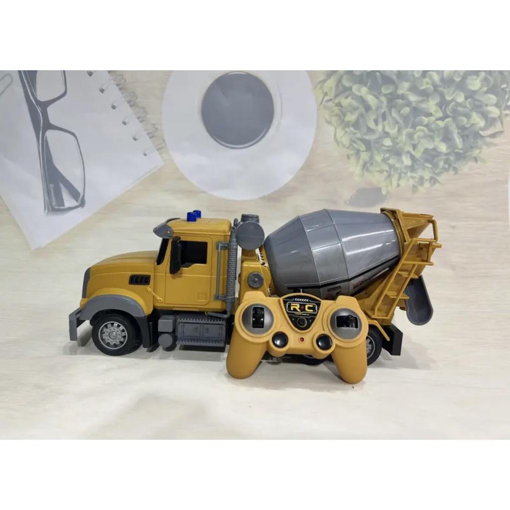 ĐỒ CHƠI XE TRỘN BÊ TÔNG CEMENT MIXER TRUCK ĐIỀU KHIỂN 4 CHIỀU BỒN XOAY 360 ĐỘ CÓ ĐÈN, PIN SẠC