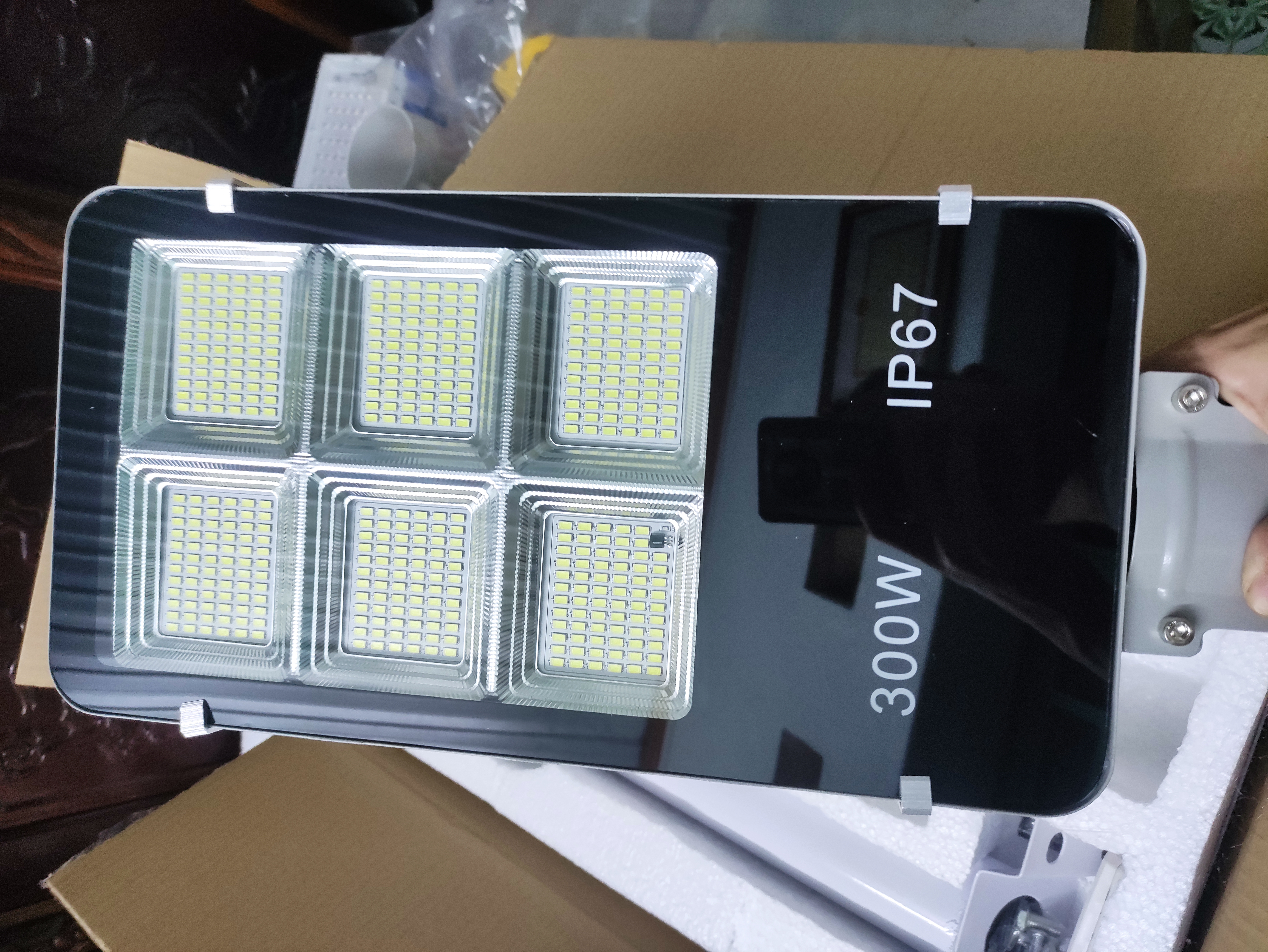 Đèn năng lượng mặt trời 300w kèm tấm pin rời có giá đỡ gắn đèn IP67 430chip Led