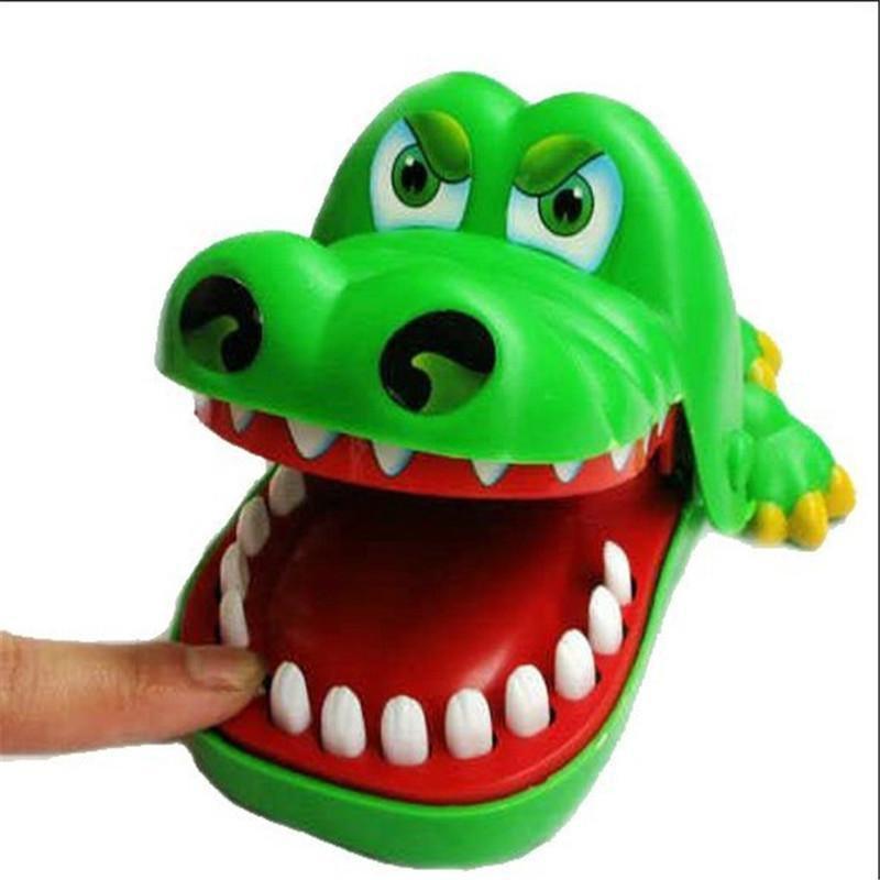 Đồ chơi khám răng cá sấu + tặng đồ chơi con quay giải trí 3 cánh