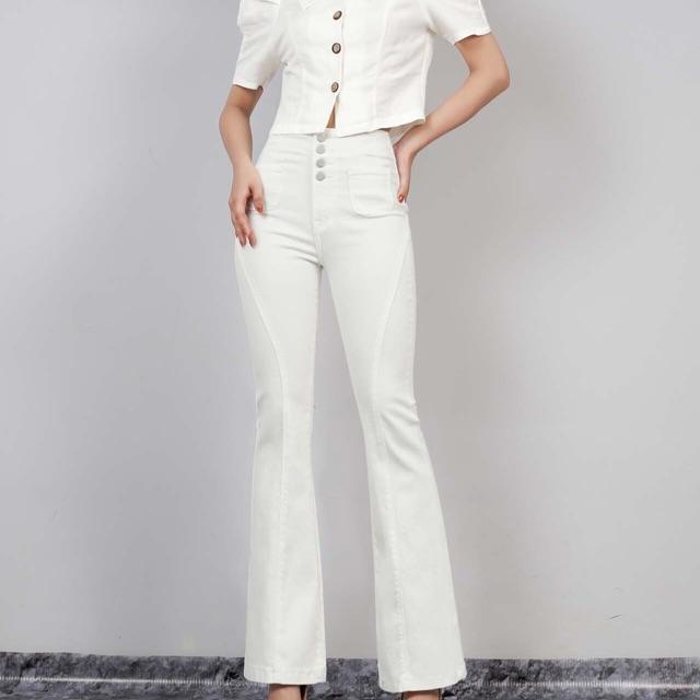 Quần jeans nữ ống loe dài trắng 2 túi vuông