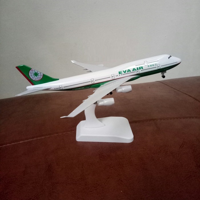 Mô hình máy bay tĩnh B747 Eva Air 20cm có bánh xe