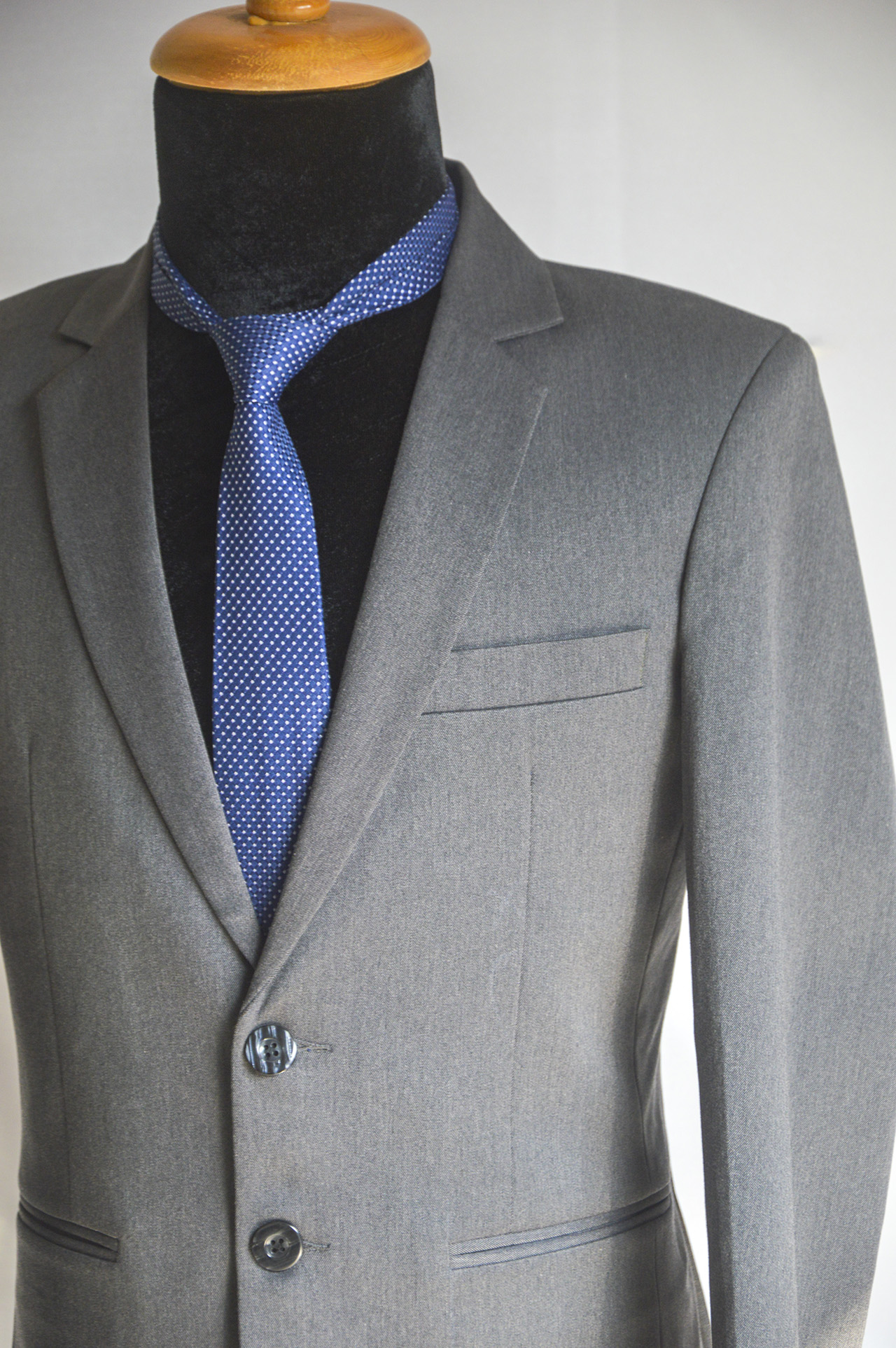 Bộ vest nam 2 nút màu xám đậm mềm mịn thoáng mát tặng cà vạt kẹp
