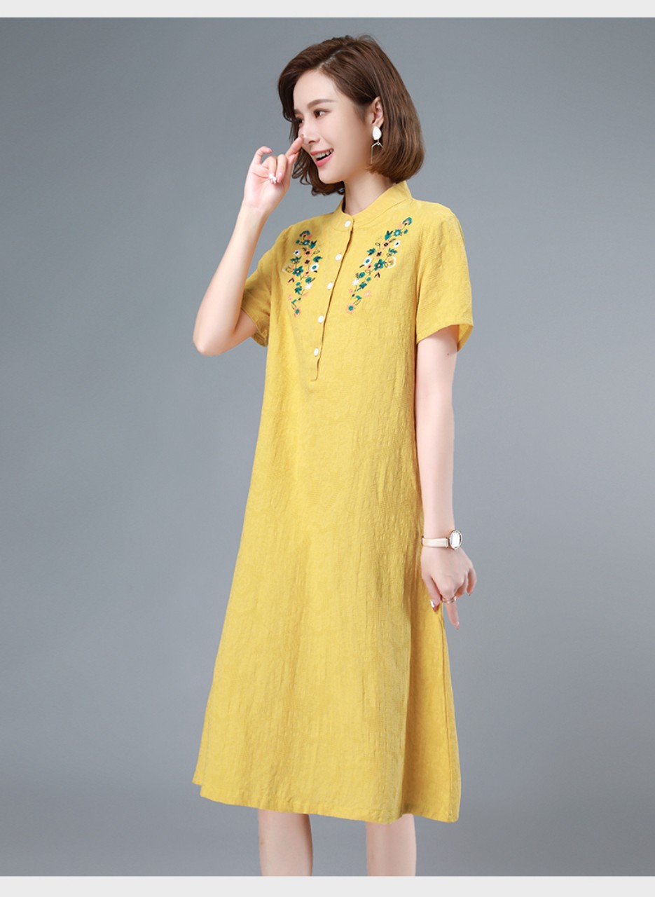 Váy linen vàng thêu hoa trước ngực dáng dài, đầm cổ tàu ngắn tay Đũi Việt