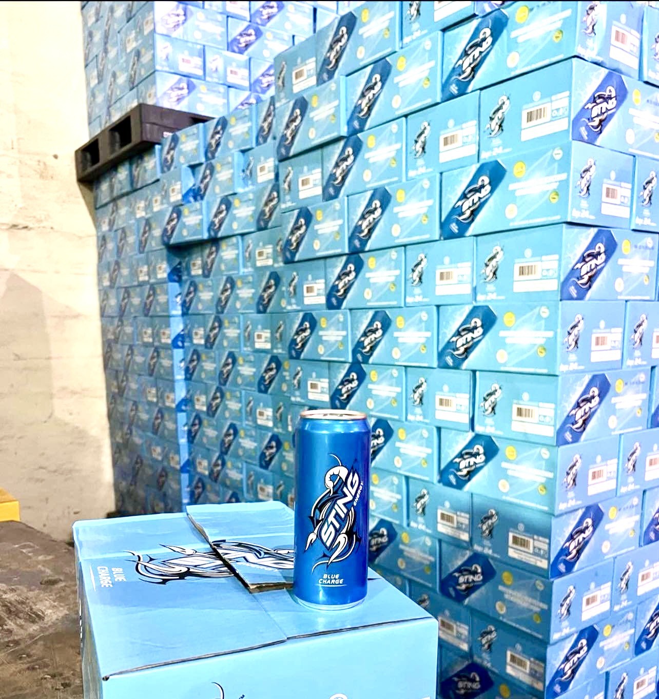 1 Lon Nước Uống Tăng Lực sting blue Thái Công Dạng Lon Xanh Dương 999999999 sting blue charge sting 1 tỷ