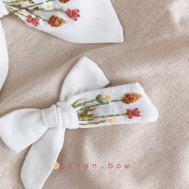 Nơ linen trắng thêu hoa tone mùa hạ