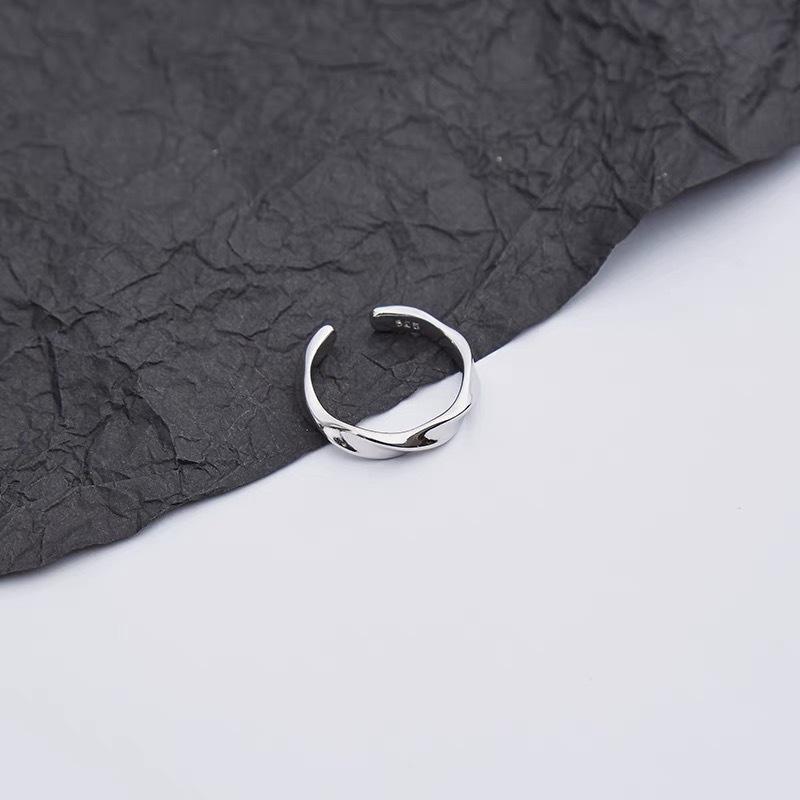 Nhẫn Nam Nữ Freesize Unisex Màu Bạc Thời Trang Chất Liệu Titan Đẹp Đơn Giản - Nhẫn Cross Ring - Camcamvintage