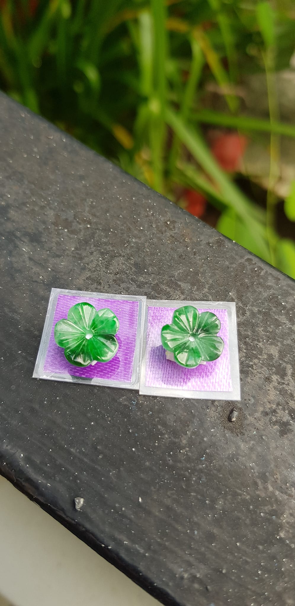 Đôi bông tai hoa mai đẹp đk 10mm x dầy 2mm đá cẩm thạch xanh tự nhiên lý sơn thủy trắng nhẹ các Chị em về bọc vàng lên đeo đẹp sang tai lắm nhé