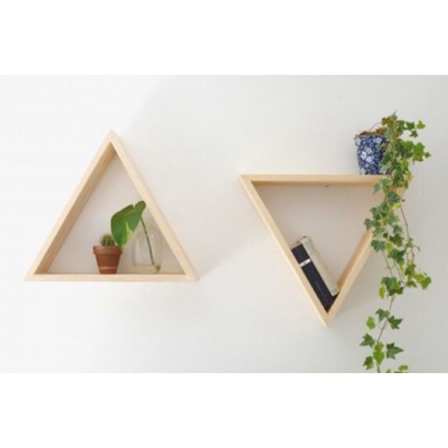 Kệ gỗ thông kệ hình tam giác treo tường trang trí không gian phòng khách - nhiều kích thước
