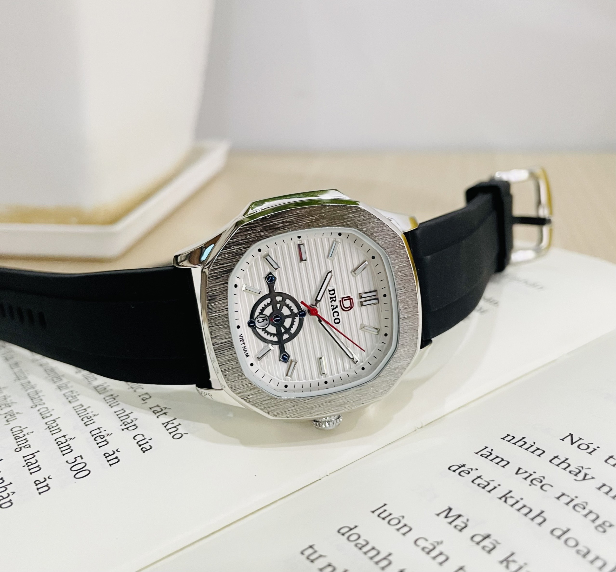 ĐỒNG HỒ NAM - THƯƠNG HIỆU VIỆT DRACO D22-DD06 - " Decision" BẠC