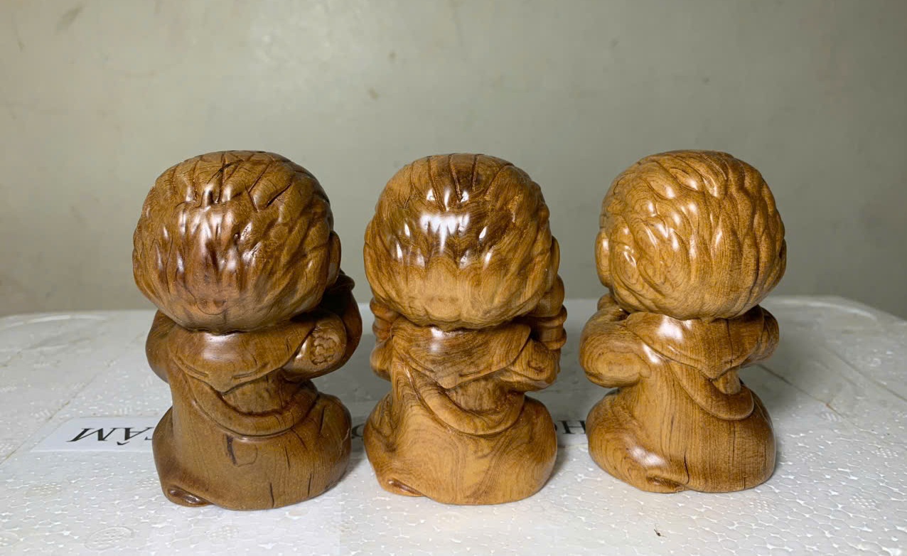 Tượng tam không khỉ bằng gỗ bách xanh thơm nức cao 10x7x6cm