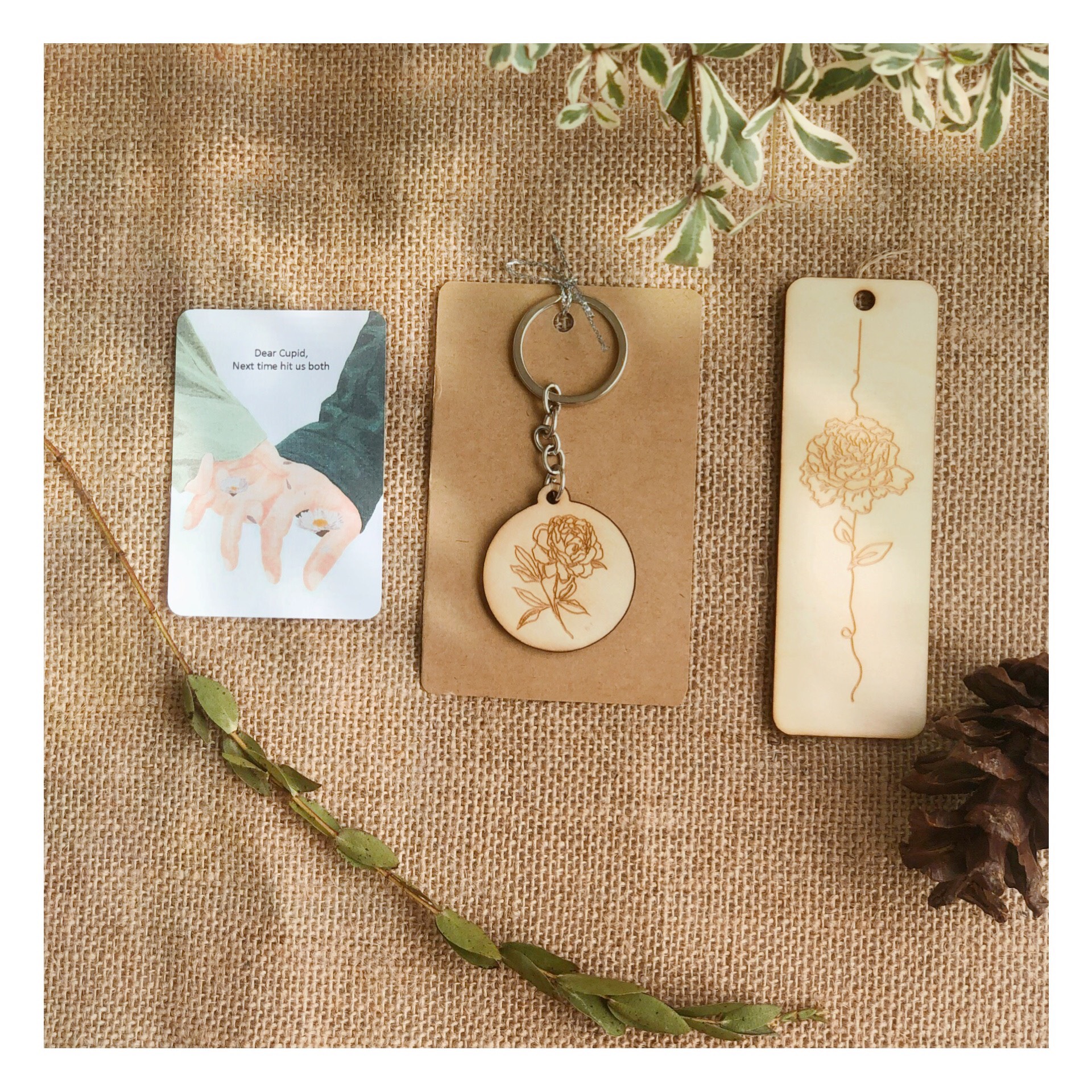 COMBO MÓC KHÓA VÀ BOOKMARK GỖ KHẮC HÌNH HOA MẪU ĐƠN