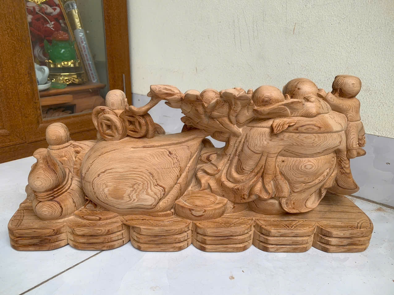 Tượng phật di lặc tam phúc kéo bao vàng bằng gỗ ngọc ngọc am thơm nức kt 50x22x12cm