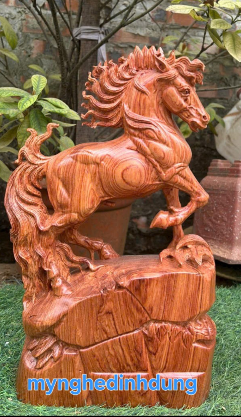 Tượng con ngựa thong dong phong thủy gỗ hương đá cao 40x24x10cm