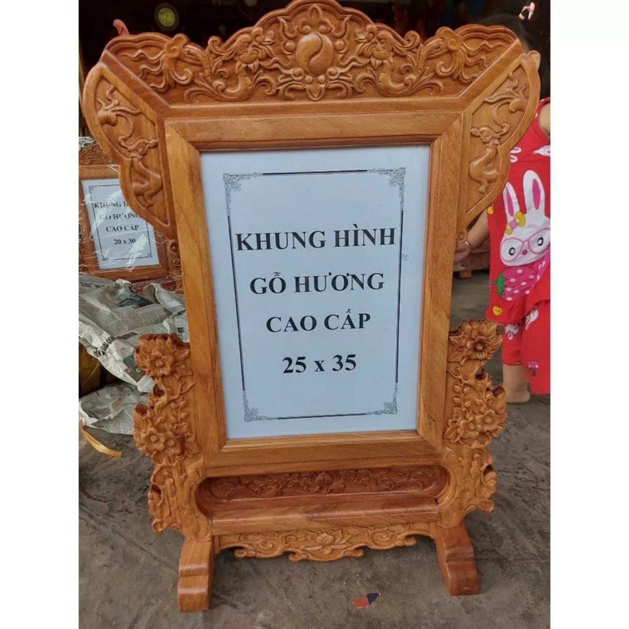 Khung ảnh thờ.khung hình thờ gỗ gõ chạm khắc hoa mai 25 X 35 CM