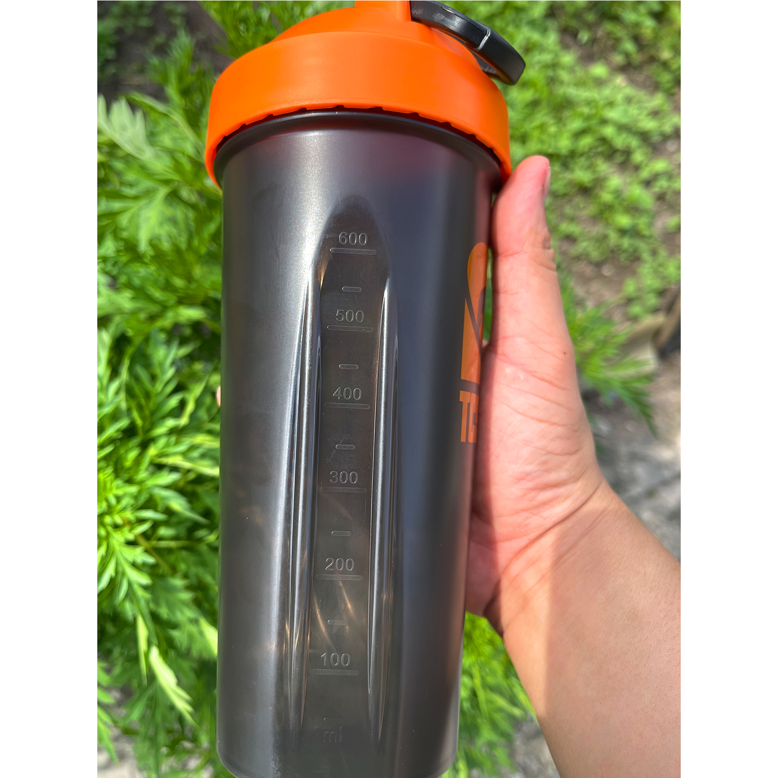 Bình lắc Shaker pha sữa cho người tập GYM hiệu TCSPORTFOOD - Bình nước thể thao Shaker 600 ml - Bình đen nắp cam