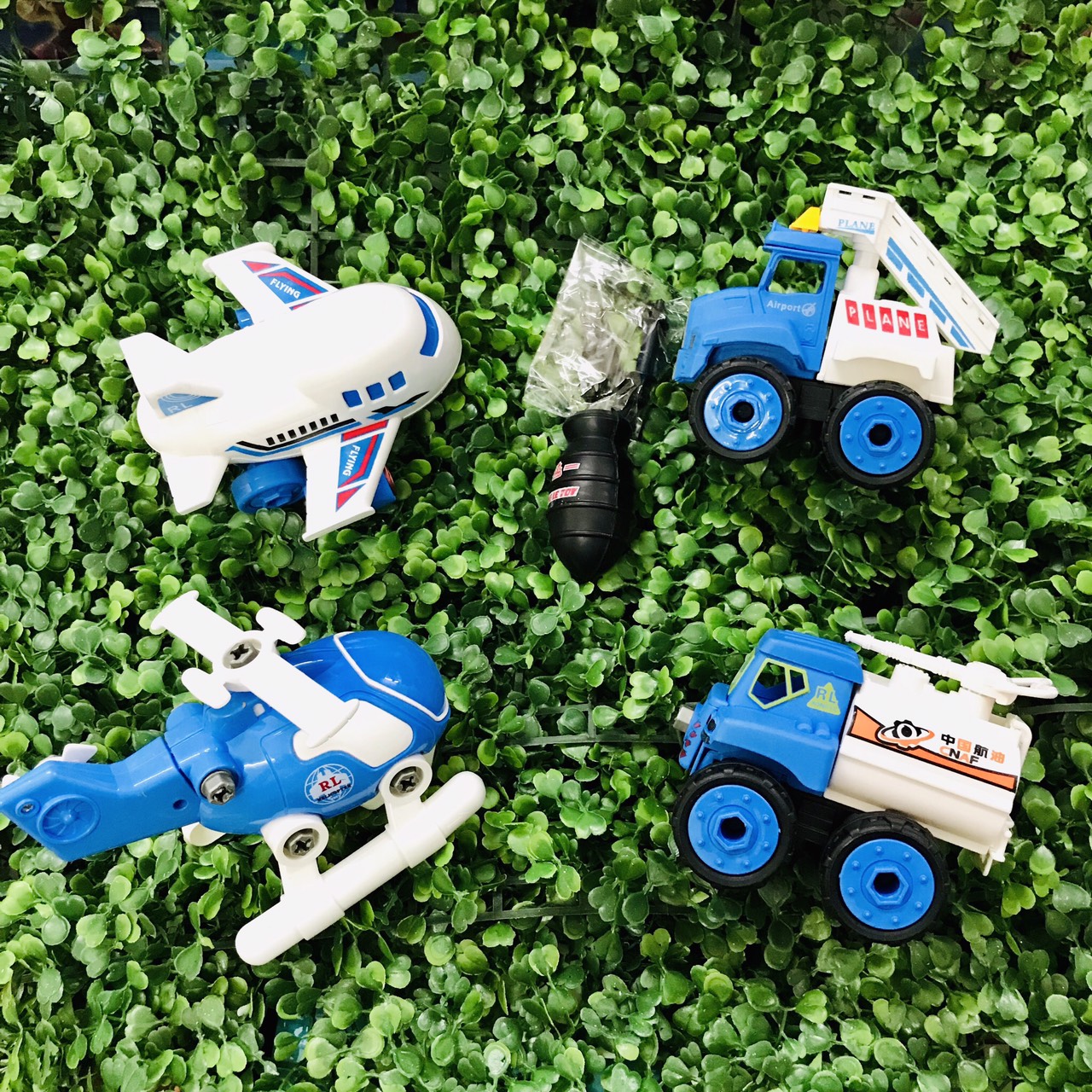 Set 2 Máy Bay Và 2 Xe Công Trình Tháo Lắp