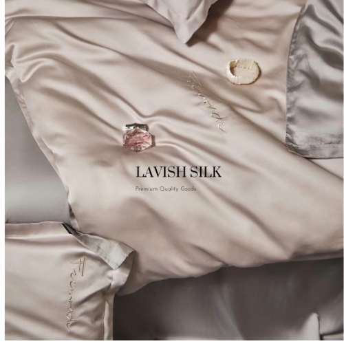 Trọn Bộ Ga Gối Lụa Kèm Chăn Sẵn Ruột + Tặng Bộ Quà Tặng Lavish Silk Cao Cấp - Xám Ghi Mix Hồng Phấn