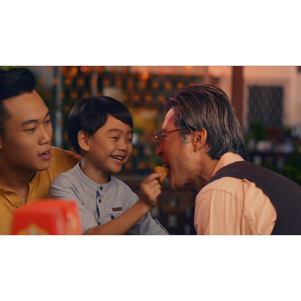 Tặng lồng đèn giấy - Hộp 4 bánh trung thu Kinh Đô &quot;Nướng Dẻo Mặn Ngọt&quot; (3 bánh x 210g + 1 bánh x 230g)